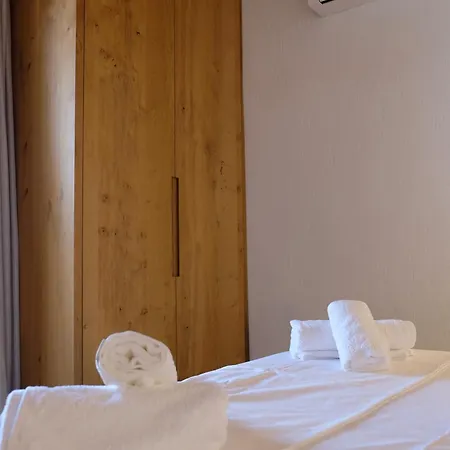 Отель Aeon Retreat Ровиес